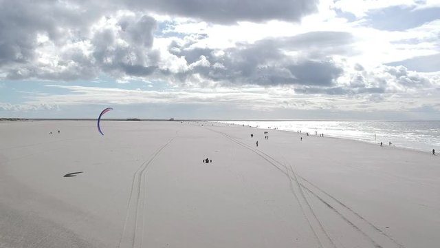 Luftaufnahme eines Kitebuggys am Strand von Sankt Peter-Ording, Norddeutschland