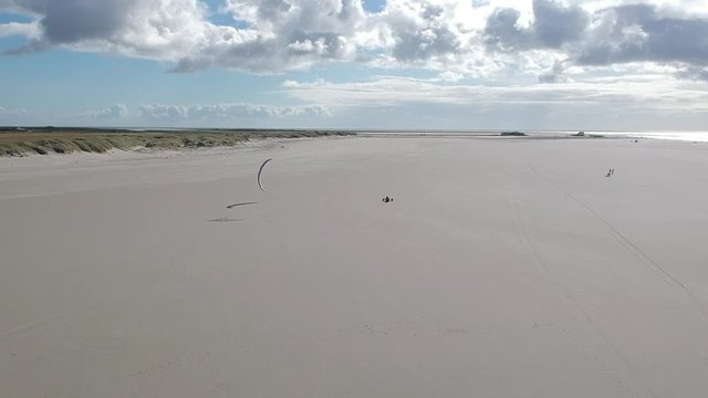 Luftaufnahme eines Kitebuggys am Strand von Sankt Peter-Ording, Norddeutschland