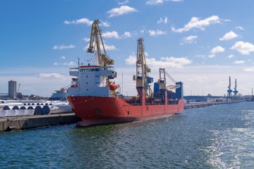Ein Frachter mit Bordkr&auml;nen im Hafen