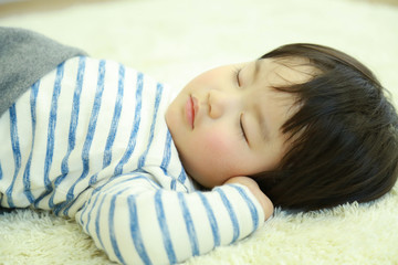 眠る男の子