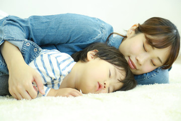 お昼寝する親子