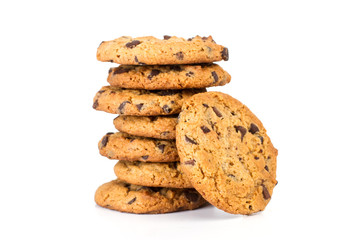 Cookies con pepitas de chocolate sobre fondo blanco aislado. Vista de frente