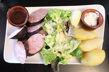 SAUCISSON CHAUD A LA BEAUJLAISE AVEC POMMES DE TERRE ET SALADE