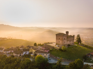 Fototapeta na wymiar Vista aerea del Castello di Grinzane Cavour all'alba