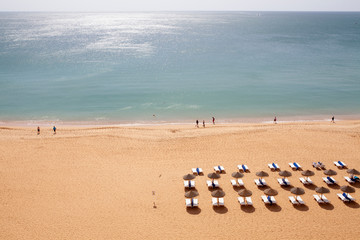 Playa con sombrillas