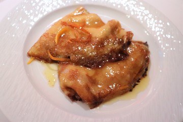 CREPES SUZETTE SUR ASSIETTE BLANCHE