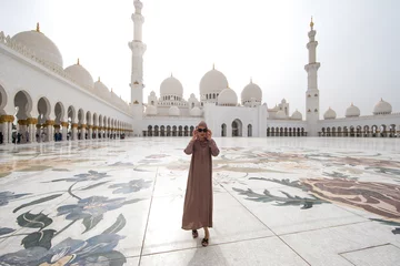 Foto op Canvas Arab woman in Sheikh Zayed Grand Mosque, Abu Dhabi. © serikbaib