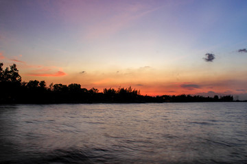 Naklejka premium the beautiful color of the sunset above the sea