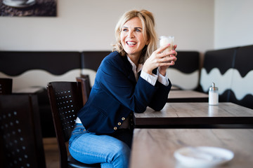Attraktive Frau im Kaffee 