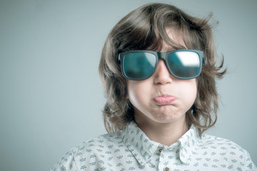 Naklejka premium Kid with sunglasses 