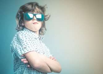 Naklejka premium Kid with sunglasses 
