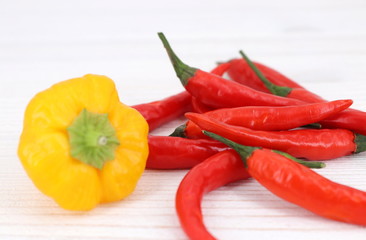 Klein und super scharf - Chilli-Sorte Rawit auf weißem, rustikalem Holz