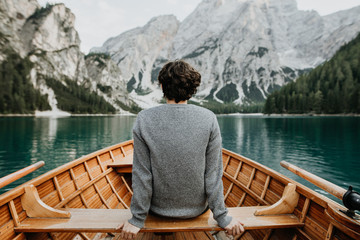 Mensch von hinten auf einem wunderschönen erholsamen See in den Bergen