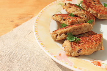 Hake fish cutlets with purple onions and oats