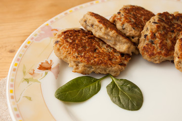 Hake fish cutlets with purple onions and oats