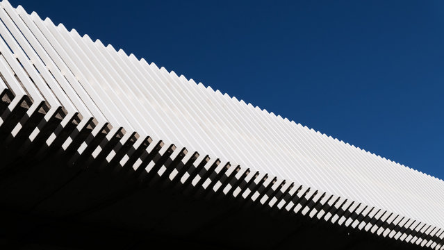 abstraccion de la baranda de un puente contra cielo azul