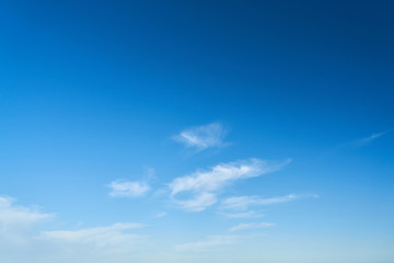 Weiße kleine Wolken am Himmel