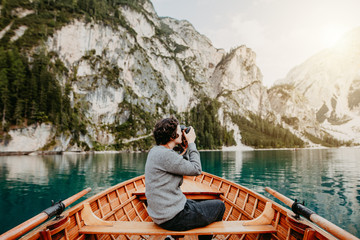 Mensch fotografiert die Berge an einem schönen See 