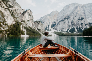 Mensch genießt den einsamen schönen See mit Ausblick auf die Berge
