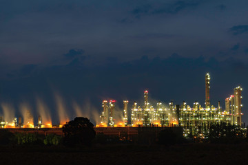 Obraz na płótnie Canvas Oil refineries, petrochemical plants at night.