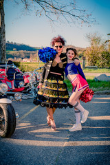 Obraz premium Pom-pom girl et Pinup devant les trikes