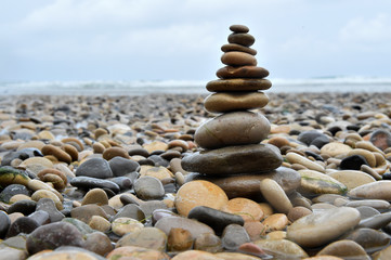 Fototapeta na wymiar torre de piedras en la playa