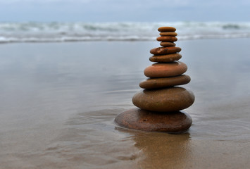 Fototapeta na wymiar piedras en la playa