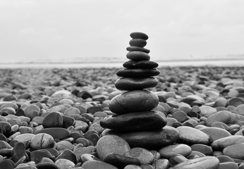 torre de piedras en la playa