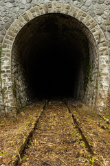 Vías de ferrocarril en un túnel abandonado