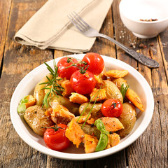 potato with salmon and tomato
