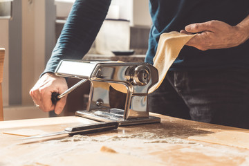 Nudeln herstellen mit einer Nudelmaschine zu Hause
