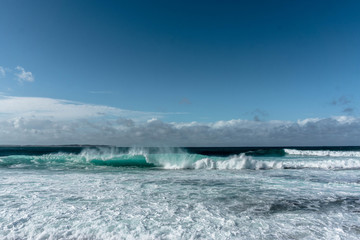 Fototapeta premium waves in the ocean and blue sky