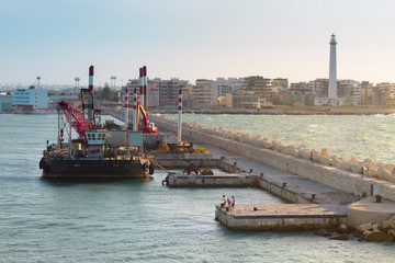 Docks industriels du port de Bari, Italie