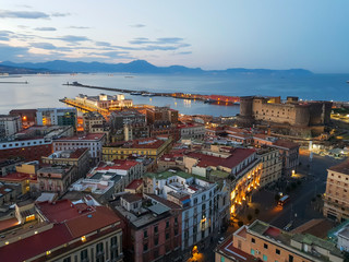 Vue sur le port et le fort de Naples le matin, Italie