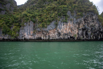 Naklejka premium rocks and sea in Krabi Thailand. Beautiful sea landscape. Selective focus