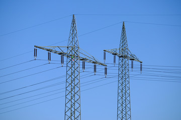 Hochspannnungsmasten f&uuml;hren Stomleitungen