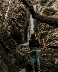 Naklejka premium girl and waterfall