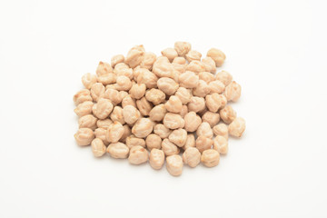 Garbanzos gordos sobre fondo blanco