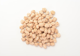 Garbanzos gordos sobre fondo blanco