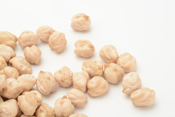 Garbanzos gordos crudos sobre fondo blanco.
