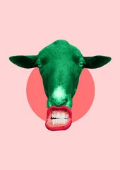 Schwere Entscheidung. Eine alternative Sicht auf Emotionen. Tierischer grüner Kopf mit dem großen Mund, den roten Lippen und den weißen Zähnen, die in der Mitte des modischen korallenroten Hintergrunds abgerundet werden. Modernes Design. Collage zeitgenös © master1305