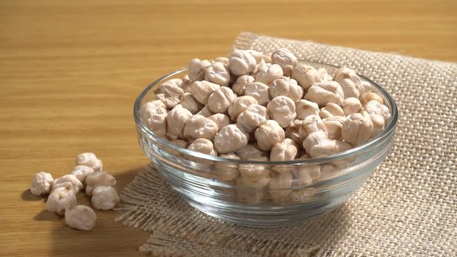 Garbanzos gordos en la mesa en un bol de cristal