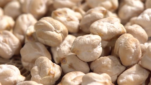 Garbanzos gordos en la mesa