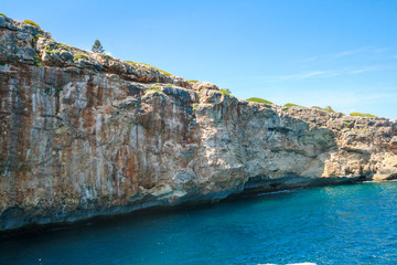 Steinküste über trürkis blauem Meer vor Mallorca