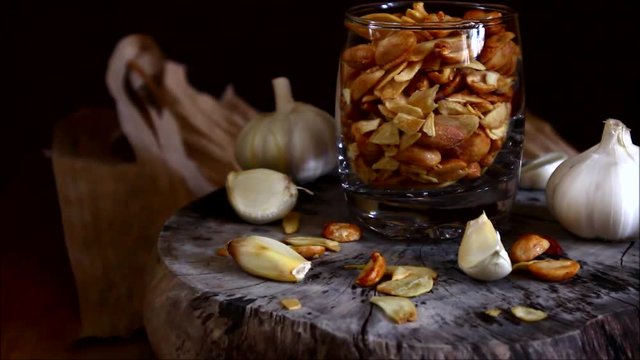 Steady video shot of toasted peanuts and garlic chips