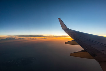 Obraz premium airplane flying above the clouds
