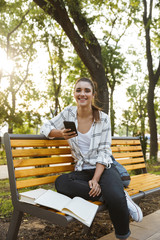 Obraz premium Smiling young student girl studying