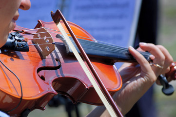 Violinist playing violin © kirvinic