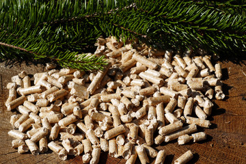 Holzpellets mit Reisig