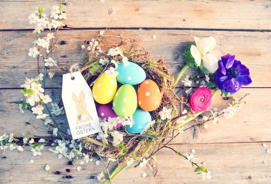 Ostern - Frohe Ostern - Osternest mit Eiern und Blumen